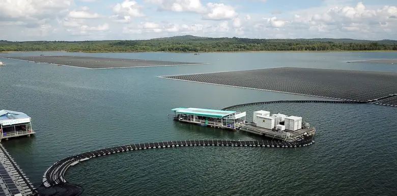 บี.กริม เพาเวอร์ ติดตั้งแผงโซลาร์เซลล์ โครงการ "โรงไฟฟ้าพลังงานแสงอาทิตย์ทุ่นลอยน้ำ" เขื่อนสิรินธร ครบถ้วน กฟผ. ประกาศความพร้อมจ่ายไฟเข้าระบบเชิงพาณิชย์ ต.ค. นี้