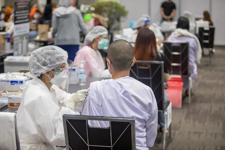 รพ.กรุงเทพ เดินหน้าฉีดวัคซีนโควิด-19 ขานรับยุทธศาสตร์สกัดเชื้อกลายพันธุ์  เร่งสร้างภูมิคุ้มกันหมู่ พาคนไทยก้าวผ่านวิกฤตไปด้วยกัน