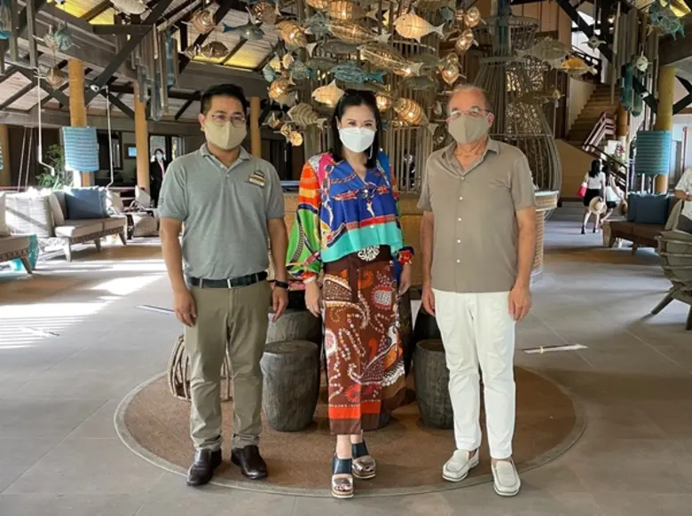 มร.แอนเดรส รูบิโอ (ขวา) ผู้จัดการทั่วไป โ...