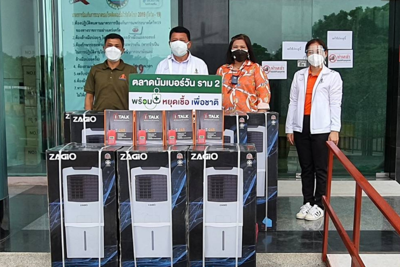 คุณปรียาวัฒน์ ยอดดี (ที่ 3 จากซ้าย) ผู้จั...