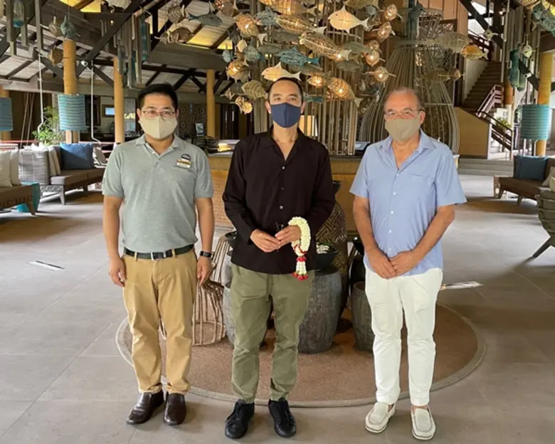 มร.แอนเดรส รูบิโอ (ขวา) ผู้จัดการทั่วไป โรงแรมเคปพั...