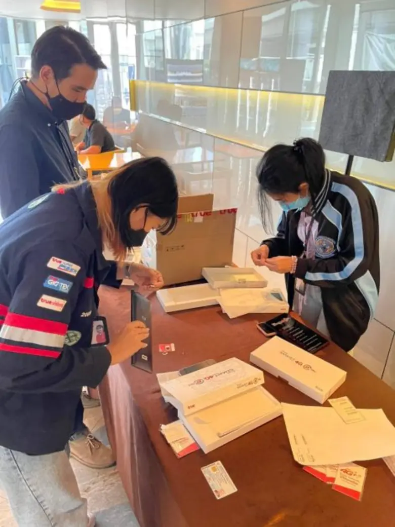 เคียงคู่สนับสนุนภารกิจมูลนิธิแพทย์ชนบท กลุ่มทรู มอบ True SMART Tab 4G E-BIZ พร้อมซิมทรูมูฟ เอช แบบเติมเงิน ใช้โทรและดาต้าฟรี นาน 1 ปี จำนวน 10 ชุด