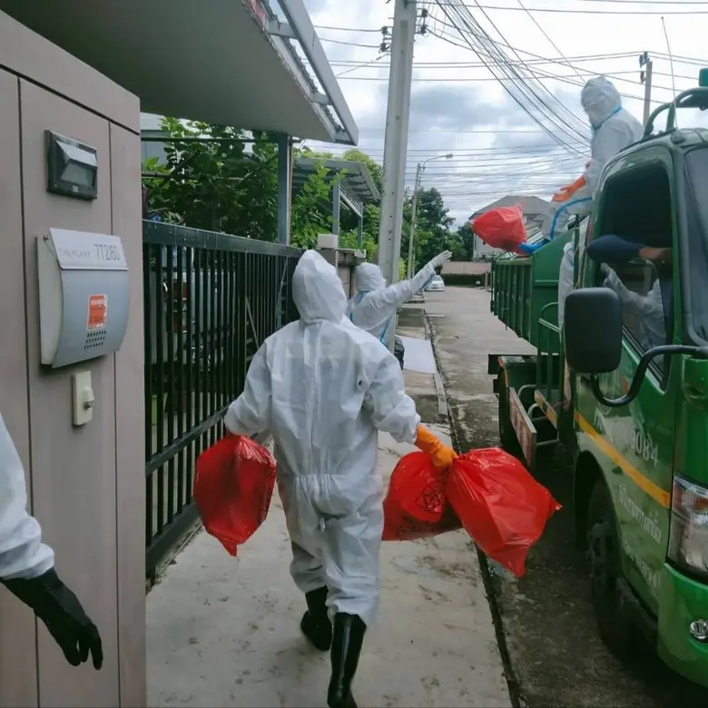 กทม.แจกจ่ายถุงสีแดงรองรับขยะติดเชื้อจาก HI เตรียมเพิ่มถังสีส้มทิ้งหน้ากากอนามัย-ชุดตรวจ ATK ในชุมชน