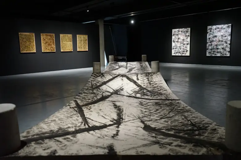 SAC Gallery ขอเชิญชม "A Disproportionate Burden" นิทรรศการชุดใหม่โดย พิชัย พงศาเสาวภาคย์ นิทรรศการศิลปะ ที่จะพาผู้ชมไปสัมผัสกับความงามที่ถูกเคลือบด้วยสารพิษ