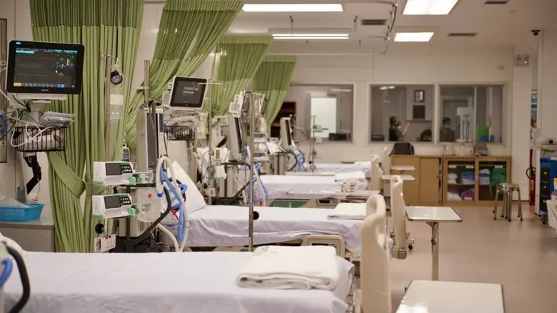 ตัวจริง! เคียงข้างคนไทย เอไอเอส สนับสนุนงบ 6.5 ล้านบาท สร้างหอผู้ป่วยกึ่งวิกฤต