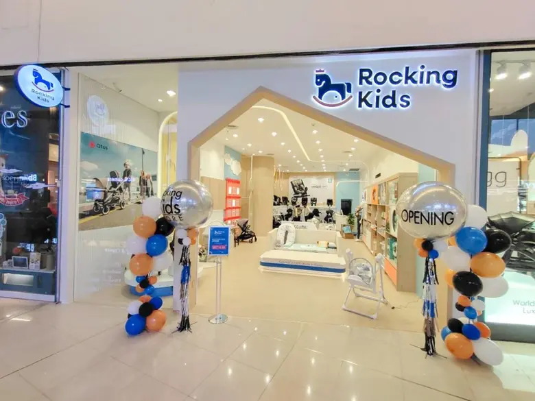 แบรนด์ Rocking Kids สยายปีกธุรกิจทุ่มเปิดโชว์รูมเจาะกลุ่มลูกค้าพรีเมี่ยม วางหมากกลยุทธ์การตลาดขยายตัวแทนจำหน่ายทั้งในและต่างประเทศ เดินหน้าช่องทางอีคอมเมิร์ช