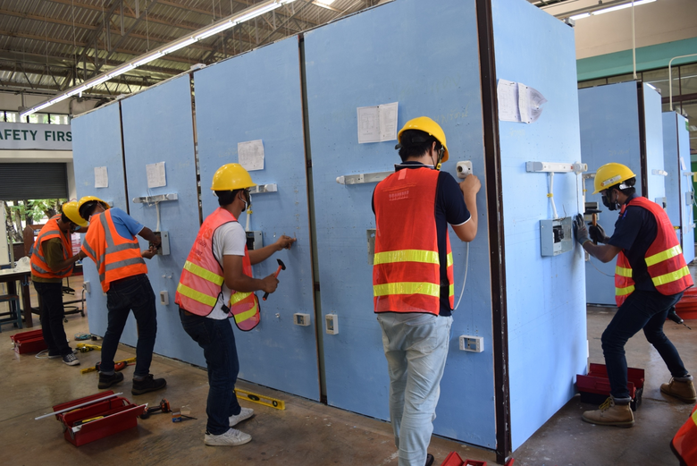 สพร.7อุบลฯ จัดทดสอบมาตรฐานช่างไฟฟ้าภายในอาคาร ระดับ 1 ภายใต้โครงการงบ COVID-19