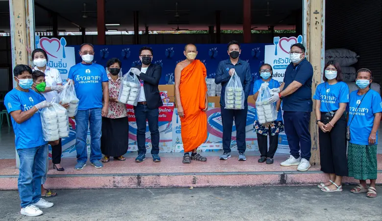 มูลนิธิก้าวคนละก้าว Kapook.com จับมือกลุ่มทรู เปิดปฏิบัติการ "ครัวปันอิ่ม" มอบอาหารวันละ 1,000 กล่อง พร้อมหน้ากากอนามัย ถึงมือผู้ป่วยศูนย์พักคอยวัดสิงห์