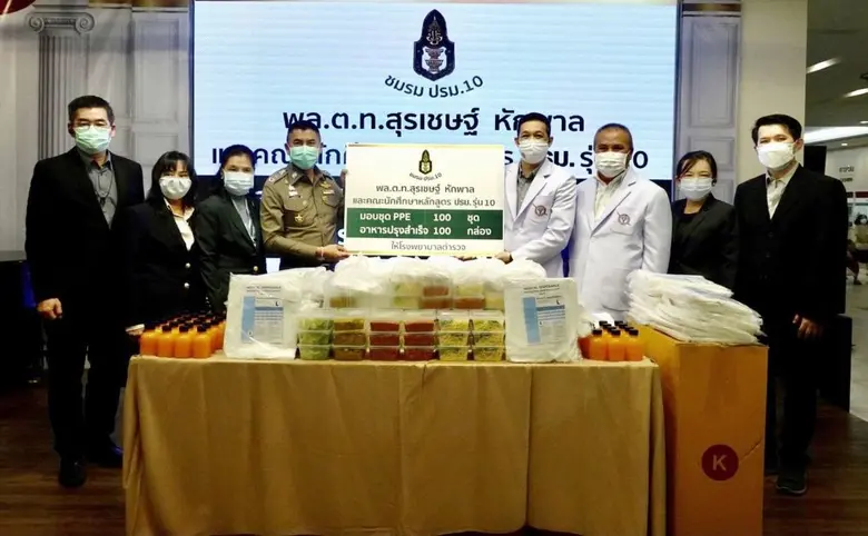 พล.ต.ท. สุรเชษฐ์ หักพาล (กลางซ้าย) ที่ปรึ...