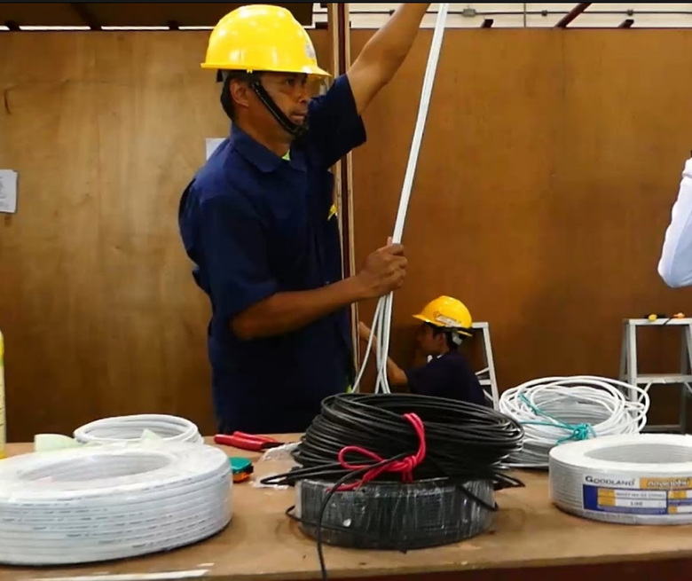 สนพ.ชุมพร รับรองความรู้ความสามารถ ช่างไฟฟ้าภายในอาคาร เพื่อยกระดับช่างฝีมือมีมาตรฐานถูกต้องตามกฏหมาย