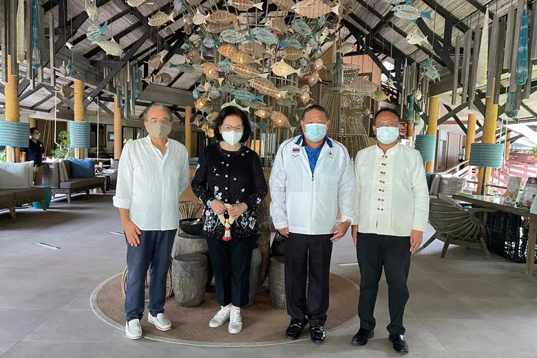 มร.แอนเดรส รูบิโอ (คนที่ 1 จากซ้าย) ผู้จั...