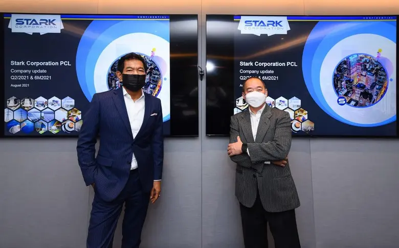 นายชนินทร์ เย็นสุดใจ (ซ้าย) ประธานกรรมการ...