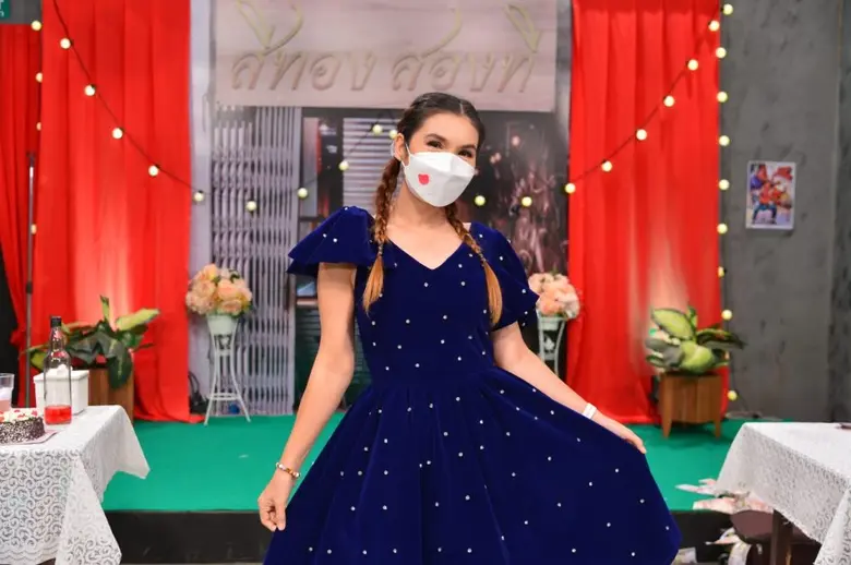 เป็นนักร้องสาวสวยหน้าหวานเสียงทรงเสน่ห์เจ...