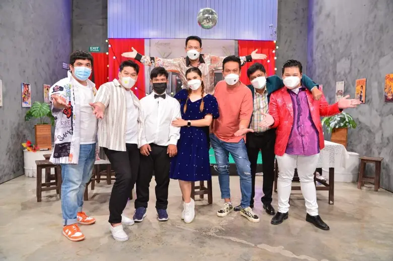 เมื่อ เจ้าหญิงลูกทุ่ง มุ่งสู่สายฮา "ฝน ธนสุนธร" ขอวางไมค์ พักเสียงร้องเติมความฮา                                                   ใน  "ฮาไม่จำกัดทั่วไทย"