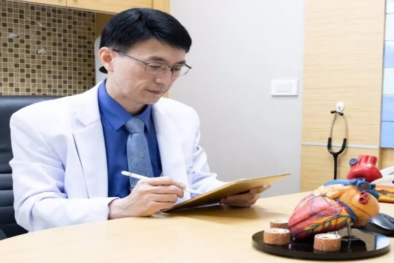 นต.น.พ. ชยุต ชีวะพฤกษ์ แพทย์เฉพาะทางด้านโ...