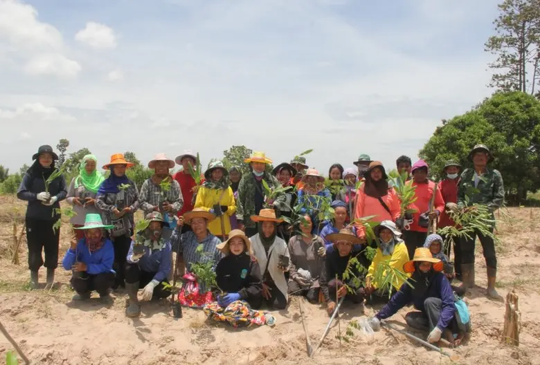 กองทุนบัวหลวง มอบเงิน 1.2 แสนบาท สนับสนุนโครงการ Care the Wild ร่วมปลูกต้นไม้ในพื้นที่ป่าชุมชนบ้านหนองทิศสอน จ.มหาสารคาม