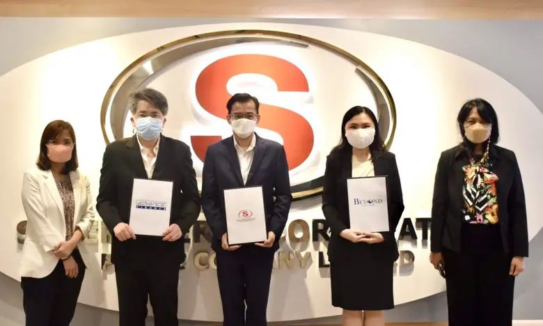 นายจอมทรัพย์ โลจายะ (คนกลาง) ประธานเจ้าหน...