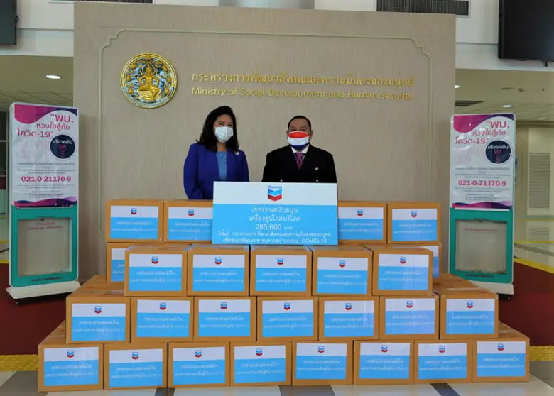 นายจุติ ไกรฤกษ์ (ขวา) รัฐมนตรีว่าการกระทร...