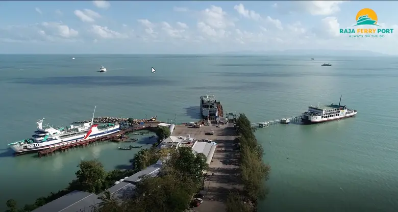 พิษโควิด-19 ส่งผลโครงการก่อสร้างท่าเทียบเรือพะลวยล่าช้ากว่าแผน ประสานรับเหมาปรับแผนหลังรัฐเข้มมาตรการ Bubble and Seal