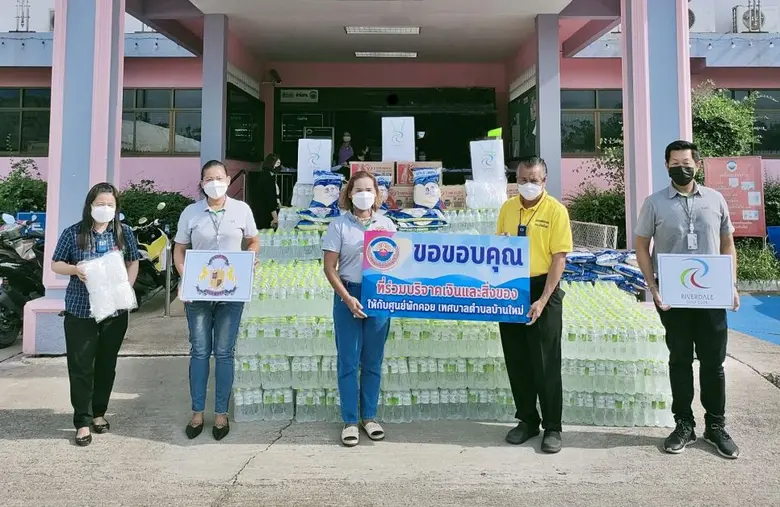 ตัวแทนจิตอาสาจาก สนามกอล์ฟ ริเวอร์เดล กอล...