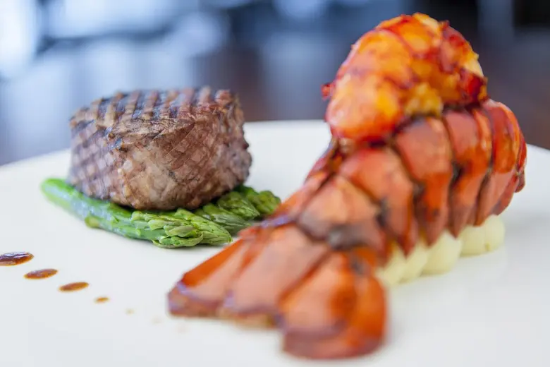 แวะมาอร่อยกับเมนูไฮไลท์สุดพิเศษที่ ห้องอา...