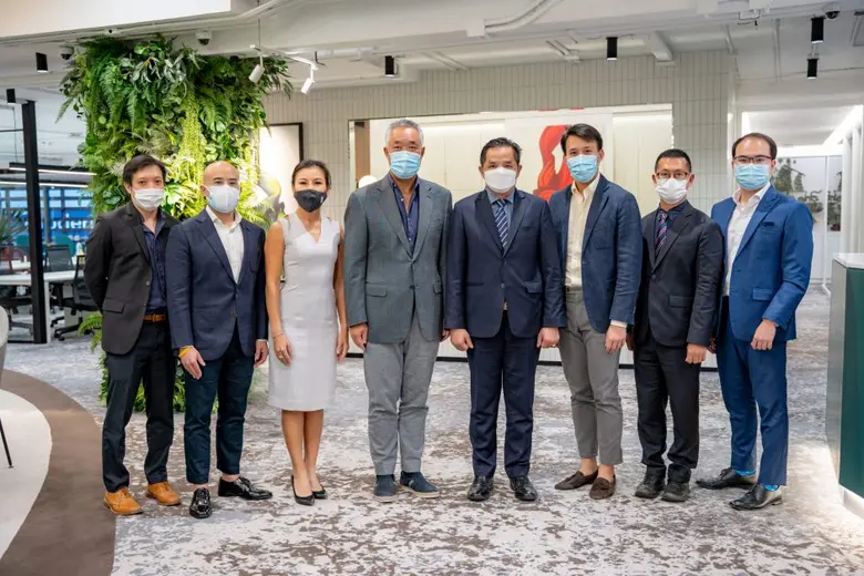 กวีพันธ์ เอี่ยมสกุลรัตน์ (ลำดับที่ 4 จากซ...