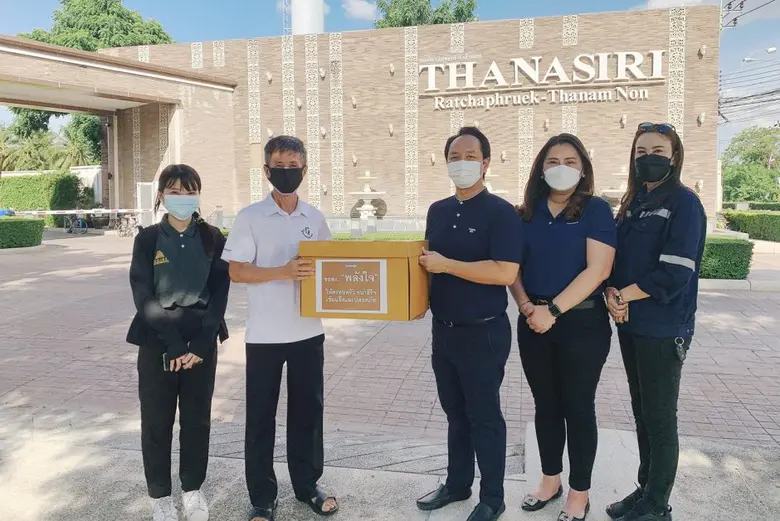 นายสุทธิรักษ์ เสถียรภาพอยุทธ์ (คนกลาง) กร...