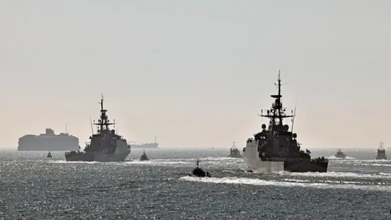 เรือ HMS Tamar และ HMS Spey ได้แล่นออกจากพอร์ตสมัทเ...
