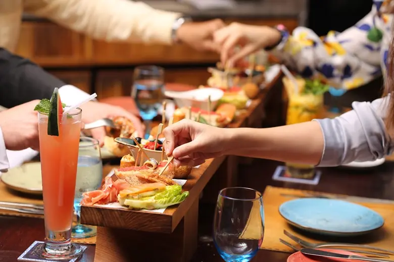 ยืนหนึ่งเรื่องความอร่อยกับอาหารว่างสไตล์สเปนแท้ๆ "ทาปาสบอร์ด" ณ ห้องอาหารอูโนมาส โรงแรมเซ็นทาราแกรนด์ฯ เซ็นทรัลเวิลด์