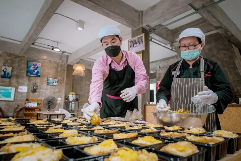 'ครัวปันอิ่ม' ปันโอกาส ร้านอาหาร 'โกวแจ้ เดลิเวอรี่-ครัวยายเนียร' โชว์เมนูเด็ด ช่วยชาวมีนบุรีและหนองจอก