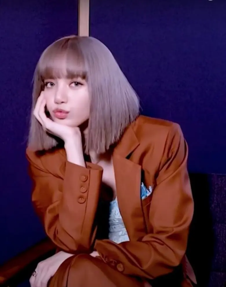 ส่อง 'ลิซ่า แบล็คพิ้งค์' ใส่ชุด 'แลนด์มี่' ในการสัมภาษณ์อย่างเป็นทางการครั้งแรกในเมืองไทย