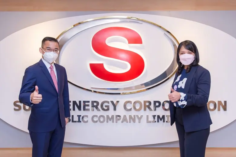 คุณจอมทรัพย์ โลจายะ (ซ้าย ) ประธานคณะกรรม...