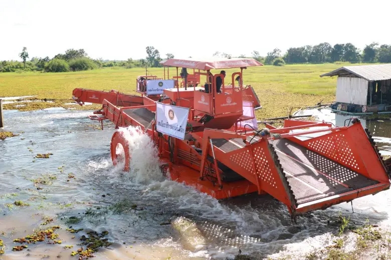 นายทรงศักดิ์ ทองศรี รัฐมนตรีช่วยว่าการกระทรวงมหาดไทย (มท.2) เดินหน้านโยบายรัฐบาล เร่งกำจัดผักตบชวาและวัชพืช อ.เซกา จ.บึงกาฬ