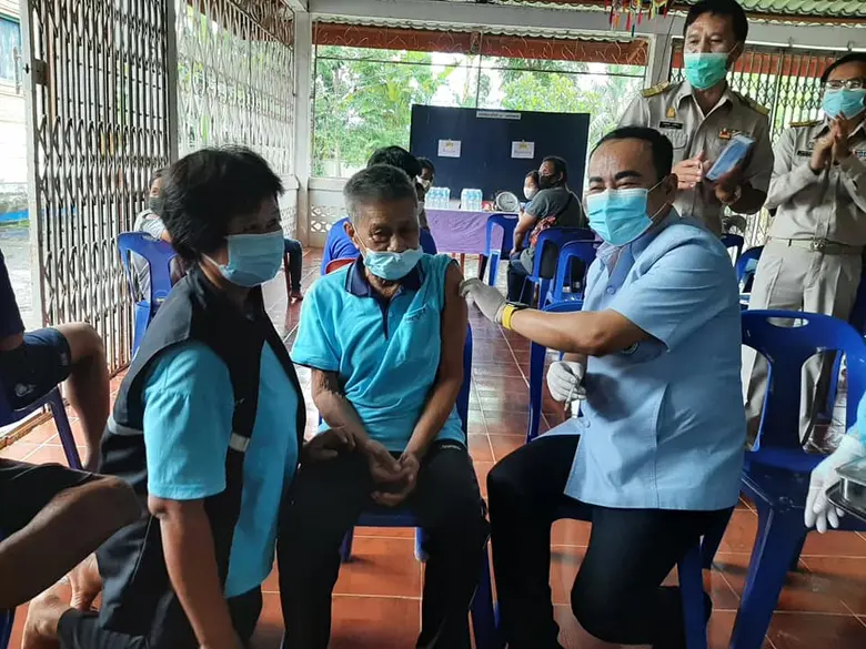 'นพ.สสจ.นครพนม' ออกตรวจเยี่ยมการให้บริการฉีดวัคซีนโควิดฯ เชิงรุก อ.โพนสวรรค์