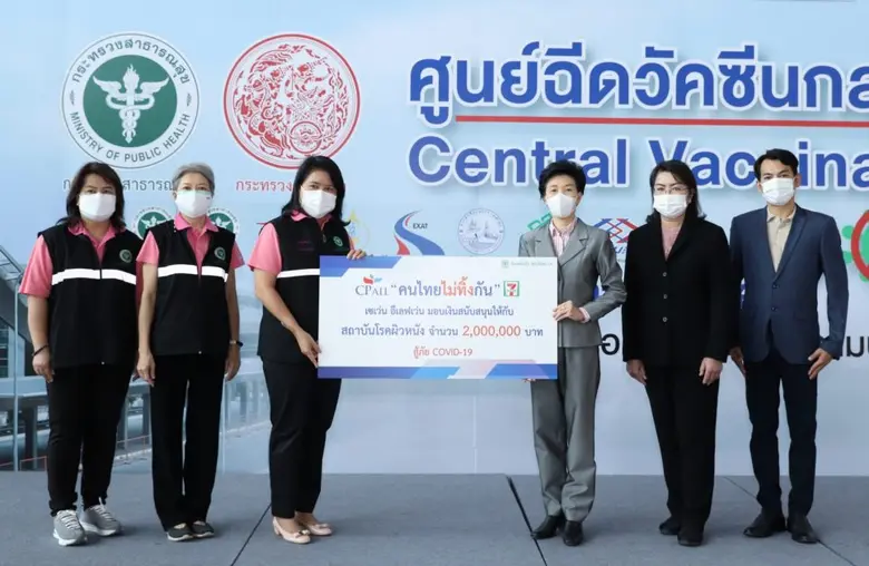 แพทย์หญิงมิ่งขวัญ วิชัยดิษฐ (ที่ 3 จากซ้า...