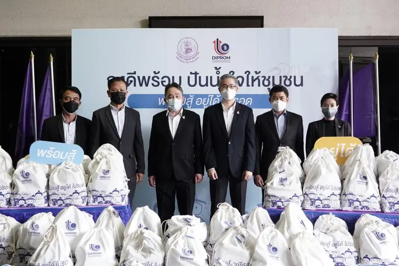 นายจุลพงษ์ ทวีศรี (ที่ 3 จากซ้าย) รองปลัด...