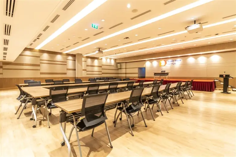 "ศรีนครินทร์ ฮอลล์ ที่วิทยาลัยดุสิตธานี ได้รับการรับรองมาตรฐานสถานที่จัดงานประเทศไทย จาก สสปน. หรือ TCEB"