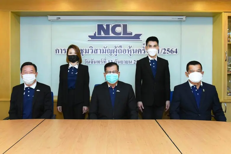 พลเอก พอพล มณีรินทร์ ประธานกรรมการ (แถวนั...