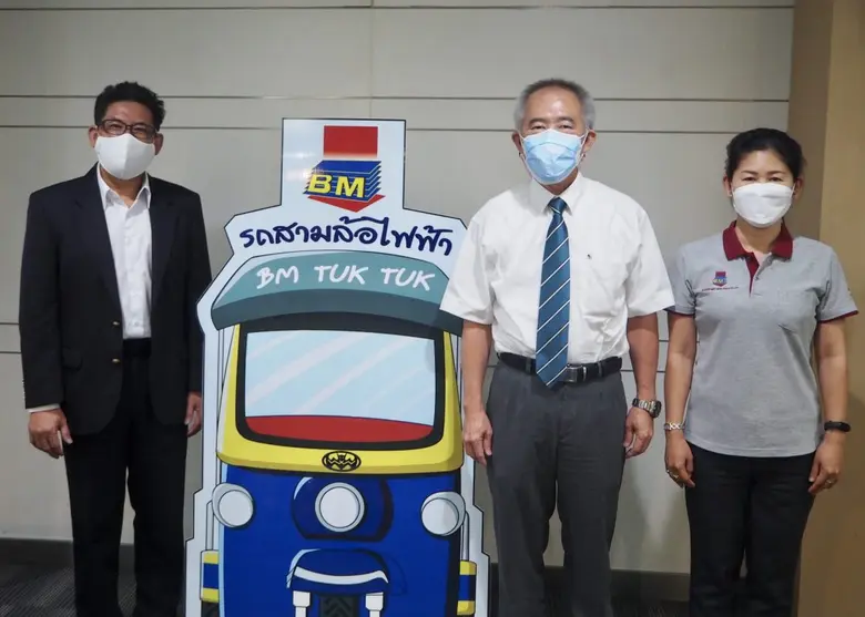 นายธีรวัต อมรธาตรี (คนกลาง) กรรมการผู้จัด...