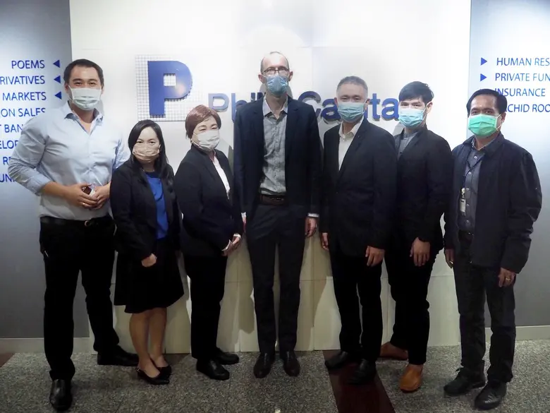 นางอาภัสรา ภาณุพัฒนา ( ที่ 3 จากซ้าย ) กร...