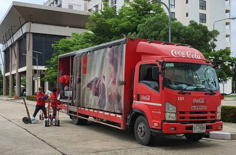 มูลนิธิโคคา-โคล่า ประเทศไทย มอบเงินและน้ำดื่มรวมมูลค่ากว่า 7 ล้านบาท สนับสนุนการปฏิบัติภารกิจของเจ้าหน้าที่ด่านหน้า และช่วยเหลือผู้ได้รับผลกระทบจากโควิด 19