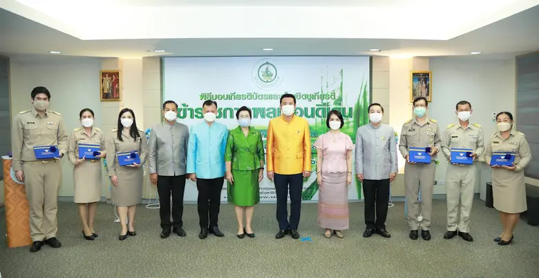 "ชัยวุฒิ" มอบเกียรติบัตรและเข็มเชิดชูเกียรติข้าราชการพลเรือนดีเด่น   กระทรวงดิจิทัลฯ ประจำปี พ.ศ.2563