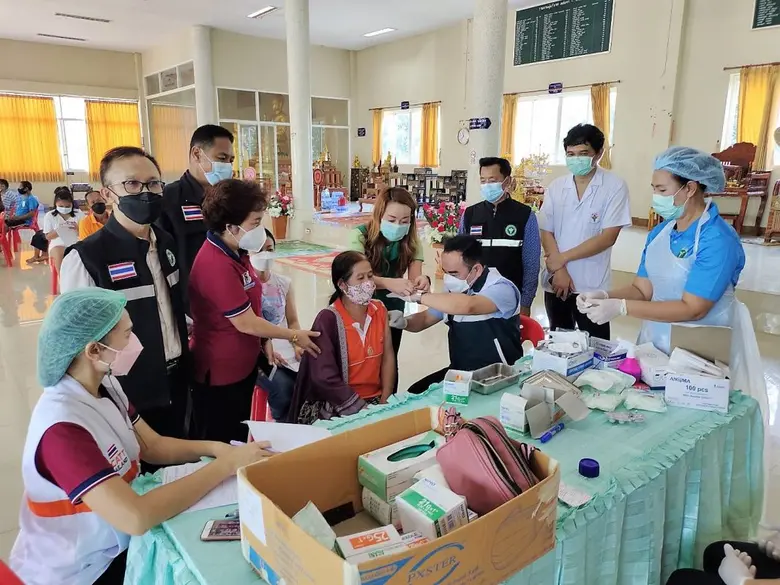 'นพ.สสจ.นครพนม' ออกพื้นที่ 2 อำเภอตรวจเยี่ยมการฉีดวัคซีนพระราชทาน "ซิโนฟาร์ม" และเชิงรุก