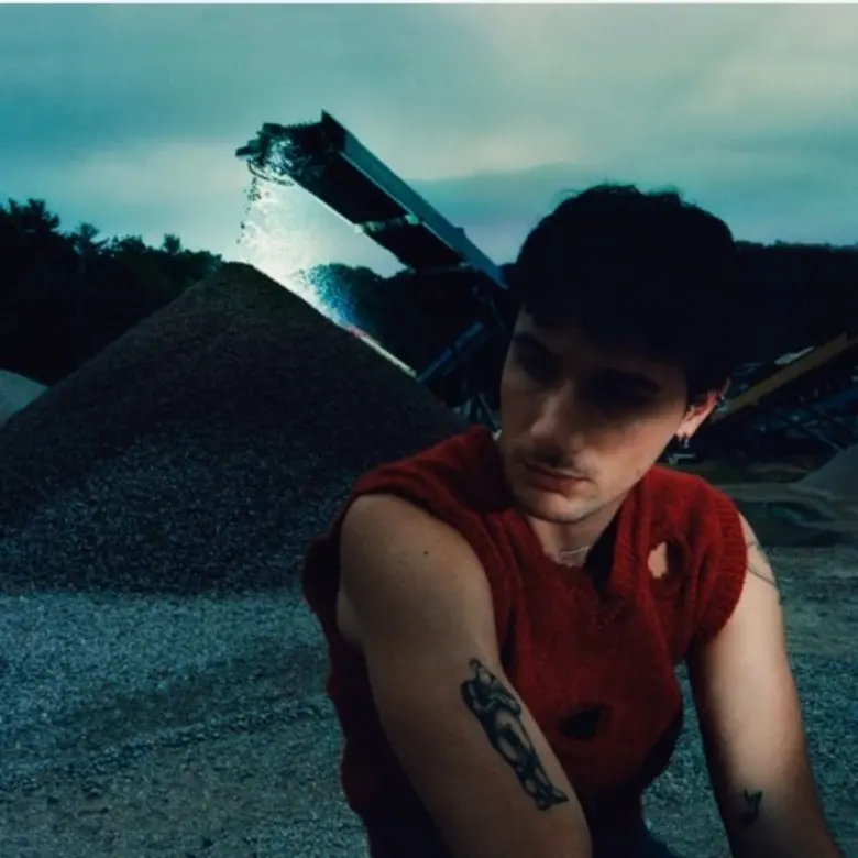 ไอคอนสายอินดี้ป็อปนักร้องนักแต่งเพลงและโป...