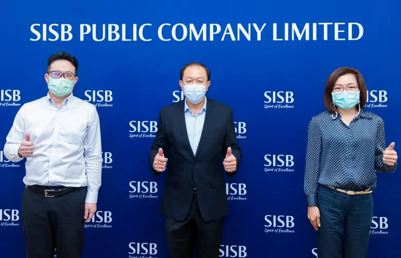 คุณยิว ฮอค โคว (กลาง) ประธานเจ้าหน้าที่บร...