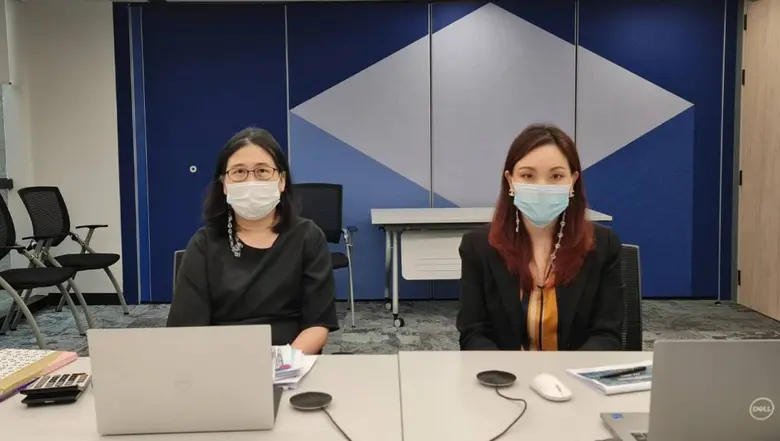 คุณอรอนงค์ วิชชุชาญ (ซ้าย) ประธานเจ้าหน้า...