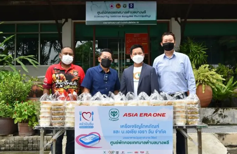 นาย เหว่ยเหวย หวง (ที่ 2 จากขวา) ผู้อำนวย...