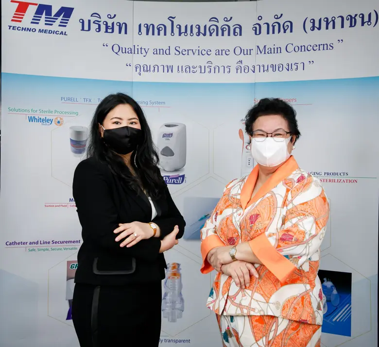 นางสุนทรี จรรโลงบุตร (ขวา) ประธานเจ้าหน้า...