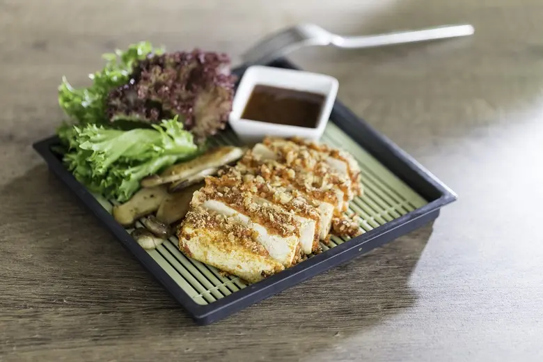 คาเฟ่ แคนทารี ร่วมส่งเสริมเทศกาลถือศีลกินผัก อิ่มท้องพร้อมอิ่มบุญ กับ 2 เมนูเจสุดพิเศษ "สปาเกตตี ซอสโบโลเนสเต้าหู้" และ "สเต๊กเต้าหู้ชุบเกล็ดขนมปังทอด"