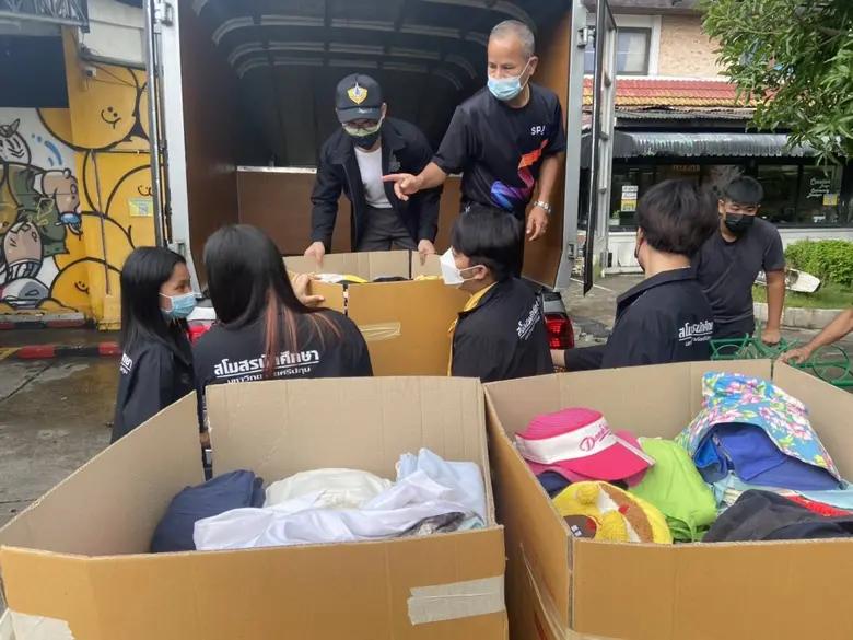 อาสาทำความดี! ม.ศรีปทุม ร่วมบริจาคเสื้อผ้าสำหรับผู้ยากไร้ ผ่านมูลนิธิกระจกเงา